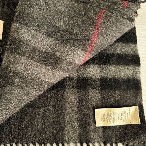 Burberry Cashmere Gray Plaid Print Made in Scotland Scarf - Picture 5 of 9